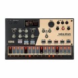 Digitální perkusní syntetizátor KORG volca drum v černo-béžovém provedení. Na přístroji jsou viditelné nápisy KORG, volca drum a DIGITAL PERCUSSION S…