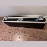 Černý transportní case s hliníkovými hranami a kovovými rohy. Na horní straně jsou umístěny dvě zapínací zámky a jedna madla. V pravé horní části je…
