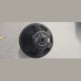 Fotografie zachycuje zadní stranu černého reproduktoru. Na středovém magnetu je bílý nápis PROFESSIONAL SPEAKER SYSTEMS a logo DAP AUDIO. Dále je zde…
