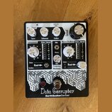 Bílý efekt pedál s černým nápisem Data Corrupter a logem EarthQuakerDevices. Zařízení má několik bílých otočných knoflíků s popisky Voice Mixer (Squa…