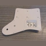 Bílá pickguard pro elektrickou kytaru s vyfrézovaným otvorem pro snímač. Povrch je hladký a čistý, bez viditelných značek, log nebo nápisů. V materiá…