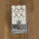 Šedý kytarový efekt s bílými ovládacími knoflíky. Na spodní části je nápis Bit Commander a pod ním značka EarthQuakerDevices. Knoflíky jsou popsány j…