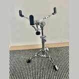 Chromovaný stativ na instrument s třemi černými gumovými oporami. Konstrukce je kovová, v dolní části má rozkládací trojnožku s černými gumovými konc…