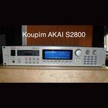 Stříbrný rackový MIDI stereo digitální sampler s nápisy AKAI professional a S2800. Zařízení má modrý LCD displej, několik řad tlačítek a tři otočné o…
