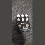 Černý kytarový efekt s bílými ovládacími knoflíky. Na šasi je uveden nápis JOYO EXTREME METAL a označení ovládacích prvků DRIVE, LEVEL a BOOST. Jsou…