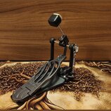 Černý basový pedál s kovovou konstrukcí a texturovaným povrchem šlapací plochy. Na pedálu není vidné žádné logo ani název modelu. Nástroj vykazuje mí…
