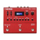 Červený loop station s nápisem BOSS a označením LOOP STATION RC-500. Zařízení má digitální displej s nápisem 99 Memory 99, dva posuvníky, dva otočné…