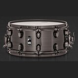 Kovový snare drum v šedém, broušeném provedení s chromovaným obručím a ladicími šrouby. Na korpusu je umístěno černé logo s bílým nápisem BLACK PANTH…