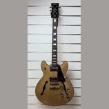 Polodupatá elektrická kytara v béžové barvě s f-otvory a černým pickguardem. Na hlavě hředu je bílý nápis „Kody Bengtsson“. Nástroj má dva humbuckery…