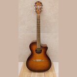 Akustická kytara s vyřezem v těle, provedená v hnědém sunburst odstínu. Na hlavě je bílý nápis Fender a na hradle je vidět nápis CALABRE S. Povrch ná…