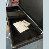 Otevřený černý kufr s čalouněným vnitřkem. Uvnitřku leží bílý papírový návod s nápisy VEVOR, Upgrade The Home Cooker Way a Electric-black. Kufr má ko…