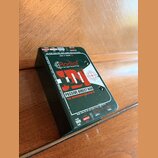Tmavě zelená pasivní DI box s nápisem Radial engineering a modelem JDI. Na horní straně je text PASSIVE DIRECT BOX, TRNSFORMER ISOLATED DI a Made in…