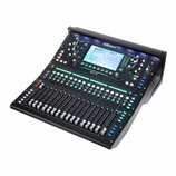 Digitální mixážní pult černé barvy s displejem a řadou posuvníků. Na horní části je bílý nápis ALLEN & HEATH a pod displejem označení SQ-5. Zařízení…