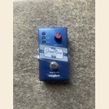 Modrý kytarový pedál s nápisy REC, DUB a PLAY u kontrolních LED diod. Na přístroji je červený otočný knoflík s popiskem LOOP LEVEL a v bílém rámečku…