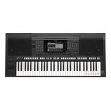Černý digitální klavír s bílými a černými klávesami. Na horní části je nápis YAMAHA a model PSR-S770, uprostřed se nachází displej s ovládacími tlačí…