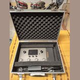 Stříbrný kytarový procesor s nápisem AMPERO a podtitulem Guitar Processor v černé tlumící pěnové kufře. Na pravém boku zařízení je oranžový nápis HOT…
