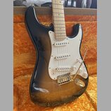 Elektrická kytara s telyem v provedení sunburst a bílým pickguardem. Na pickguardu je vidět oválný nápis „Custom 60“. Kytara má tři snímače, tři ovlá…