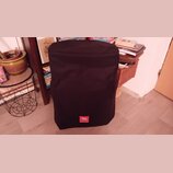Černý textilní kryt na reproduktor nebo subwoofer. V dolní části je umístěno červené obdélníkové logo s bílým nápisem JBL. Povrch látky je v dobrém s…