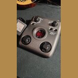 Šedý kytarový efekt pedál s nápisem GUITAR EFFECTS PEDAL G1 a logem ZOOM. Zařízení má dvě stoupací pedály, několik ovládacích knoflíků a červený digi…