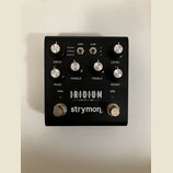 Černý kytarový pedál s nápisy IRIDIUM, amp & ir cab a značkou strymon. Na horní straně jsou čtyři ovládací knoflíky s popisky DRIVE, MIDDLE, TREBLE a…