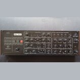 Černý analogový polyfonní syntetizátor s nápisem Pro-800 a logem behringer. Přední panel obsahuje početné otočné knoflíky, posuvníky a tlačítka pro o…