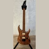 Elektrická kytara s tělem a hnedkem v dřevěném provedení. Na hlavě je bílý nápis Ibanez. Kytara má dva snímače, jeden jednoduchý a jeden dvojkový, or…