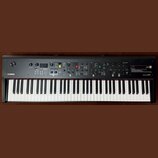 Černý digitální klavír s bílými a černými klávesami. Na levé straně je nápis YAMAHA a vpravo nápis STAGE PIANO CP73. Horní panel obsahuje množství tl…