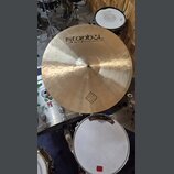 Zlatavý kovový činel s viditelným broušením a hámrnutím povrchu. Na povrchu je černý nápis istanbul Agop Handmade cymbals from Turkey a v dolní části…