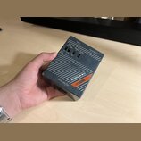 Šedý kovový box s nápisem ACTIVE DI-BOX a oranžovým logem klotz. Na horní straně jsou přepínače s popisky Atten. Off 20dB / On 40dB, Phase 0 / Rev a…