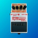 Stříbrný kytarový pedál s nápisem Bass Synthesizer SYB-3. Na horní straně jsou čtyři černé ovládací knoflíky a červená kontrolka CHECK. V dolní části…