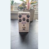 Bílý kytarový pedál s nápisy MXR, BASS INNOVATIONS a bass compressor. Na horní straně je LED indikátor GAIN REDUCTION s hodnotami -20, -10, -7, -5, -…