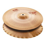 Sada hi-hat činelů z mosazi s viditelným broušením. Na horním činely jsou červené nápisy „paiste 2002“, „MADE IN SWITZERLAND“ a „TOP SOUND EDGE HI-HA…