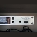 Stříbrný rackový přístroj s nápisy TONEWORKS a KORG. Na předním panelu jsou umístěny dva přepínače s popisky MUTE a POWER, vstupní konektor INPUT a d…