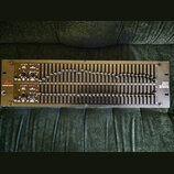 Zlatý přední panel rackového zařízení s nápisem dbx PROFESSIONAL PRODUCTS a označením modelu 2231 Equalizer/Limiter with TYPE III NR. Panel obsahuje…
