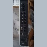 Zadní strana bílého audio rozhraní s různými konektory. Jsou zde nápisy MIC/LINE/HI-Z, LINE INPUT, LINE OUTPUT, PHONES, S/PDIF, USB 2.0 a 2TR IN. V h…