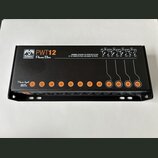 Černý napájecí adaptér pro pedály s nápisem Palmer PWT12 Power Bar. Zařízení obsahuje dvanáct očíslovaných výstupů a vstup označený jako Power Input…
