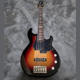 Čtyřstrunná elektrická basová kytara s tělem v provedení sunburst (černá, červená a žlutá). Na hlavě hředu je viditelné logo YAMAHA. Nástroj má černý…