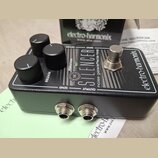 Černý kytarový efekt s nápisy THE SILENCER, noise gate/effects loop a electro-harmonix. Na horní straně jsou tři černé oválné kontrolní knoflíky s po…