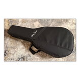 Černý polstrovatý pouzdro (gig bag) na kytaru s rukojetí. Na přední straně je bílý nápis Harley Benton. Povrch materiálu vypadá čistě a v dobrém stav…