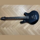 Černá elektrická kytara s dvojstupňovými humbuckery a fixním mostem. Na hlavě je bílý nápis Washburne a označení modelu BF-2. Nástroj vykazuje mírné…