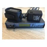 Černý přijímač s nápisem TRUE DIVERSITY RECEIVER GW500 G2 a logem SENNHEISER. Na přístroji je umístěn černý adaptér s nápisem SENNHEISER MODEL G 2347…