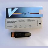 Na fotografii je černý mouthpiece s korkovým nátrubkem, doprovázený původním kartonovým obalem a modrou papírovou krabičkou. Na mouthpiece je vyryto…