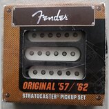 Sada tří bílých snímačů pro kytaru v originálním kartonovém obalu. Na horní části je logo Fender a ve spodní části nápisy ORIGINAL '57 / '62 STRATOCA…
