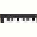 Černý klavírní kontrolér s bílými a černými klávesami. Na pravé straně je nápis KORG a model Keystage POLY IC MIDI KEYBOARD, dále je zde označení Pol…