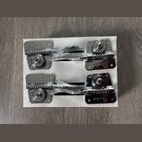 Dvě sady chromovaných ladících mechanismů v bílém kartónovém obalu. Každý mechanismus má na kovové základně vyražený nápis Fender. Součástí jsou ladi…