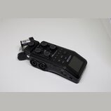 Černý digitální nahrávač značky ZOOM s modelem H6 handy Recorder. Zařízení má integrovaný displej, ovládací tlačítka a několik regulačních knoflíků.…