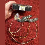 Sada tří černých elektrických snímačů s nápisy LOLLAR TWEED. Na snímačích jsou viditelné označení BRIDGE, MIDDLE a NECK oraz rok 2014. K snímačům pat…