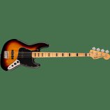 Elektrická basová kytara s tělem v provedení sunburst a černým pickguardem. Na hlavě hředu je viditelný nápis Squier JAZZ BASS. Hmatník je světle dře…
