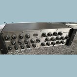 Stříbrný rackový parametrický ekvalizér s černými ovládacími knoflíky. Na předním panelu je nápis parametric PEQ 25 equaliser 6/12dB a logo HammerWav…