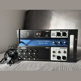 Černý rackový digitální mixér se dvěma moduly. Horní část obsahuje nápisy WIFI, LINE IN (L a R), USB PLAY, AFS2 AUTOMATIC FEEDBACK SUPPRESSION a AUX…